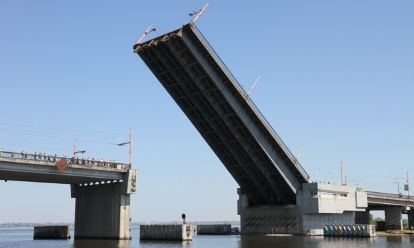 В Николаеве в третий раз за неделю перенесли разводку мостов