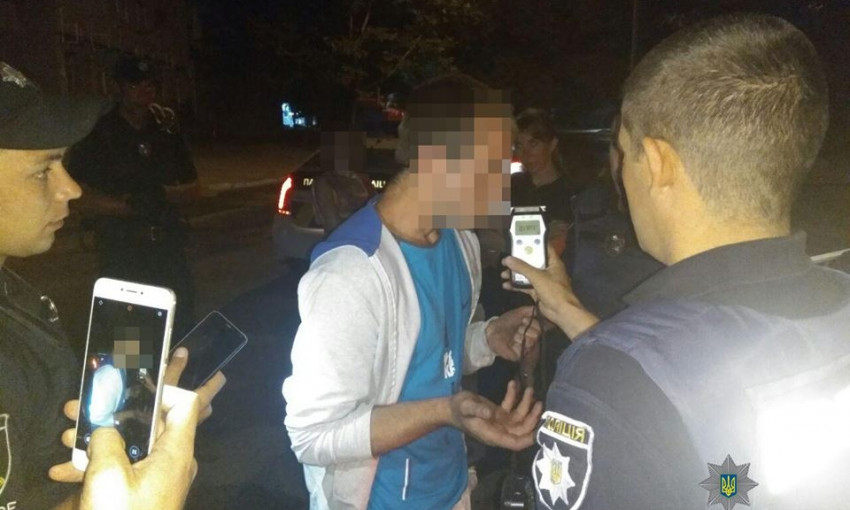 Патрульные полицейские задержали жутко пьяного водителя мопеда