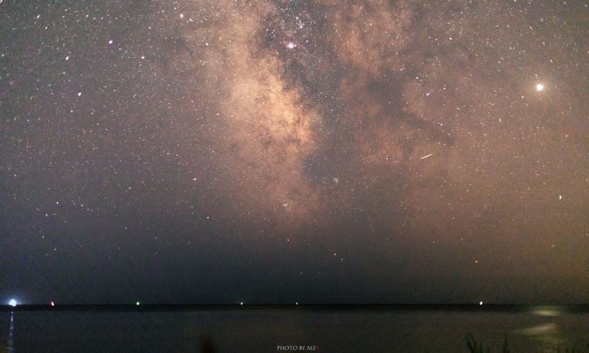 В соцсетях появилось фото Млечного пути: звёзды отражаются в водах Бугского лимана на Николаевщине