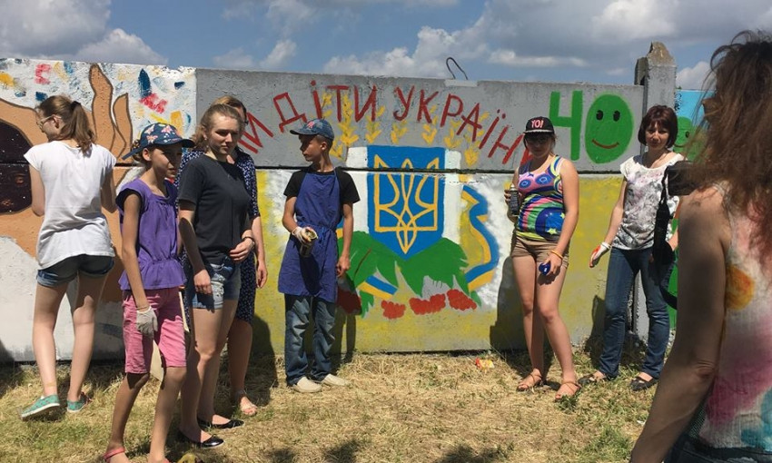 Школьники украсили стену вдоль проспекта Богоявленского