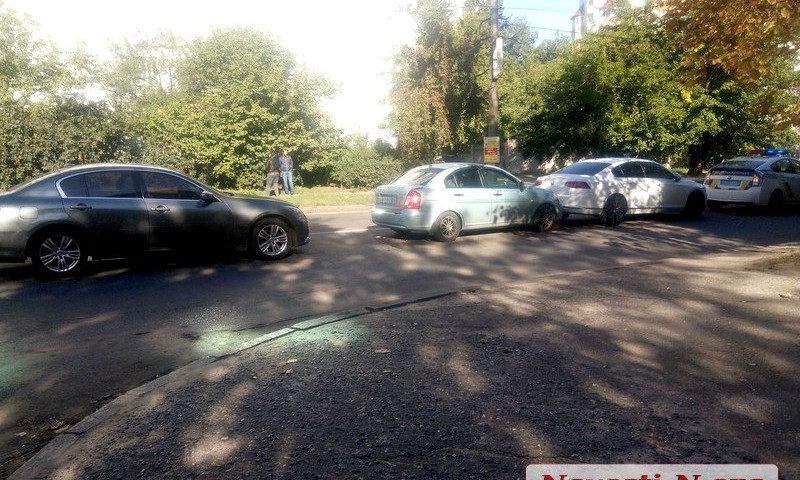 В Николаеве столкнулись сразу три автомобиля