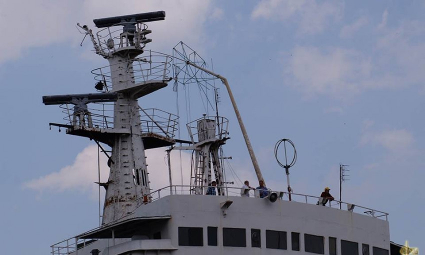 Вовремя разведения мостов в Николаеве судно «Святая Ольга»  повредило антенну
