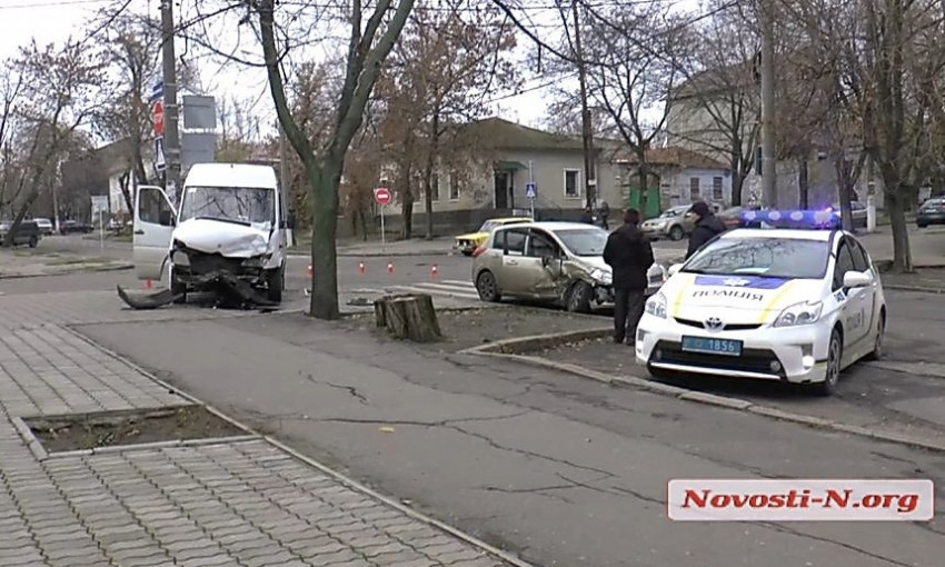 ДТП в центре Николаева: столкнулись «маршрутка» и «Nissan Tiida»