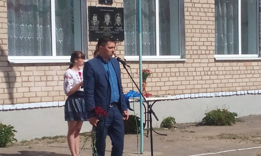 В честь погибшего воина АТО на Николаевщине установили мемориальную доску