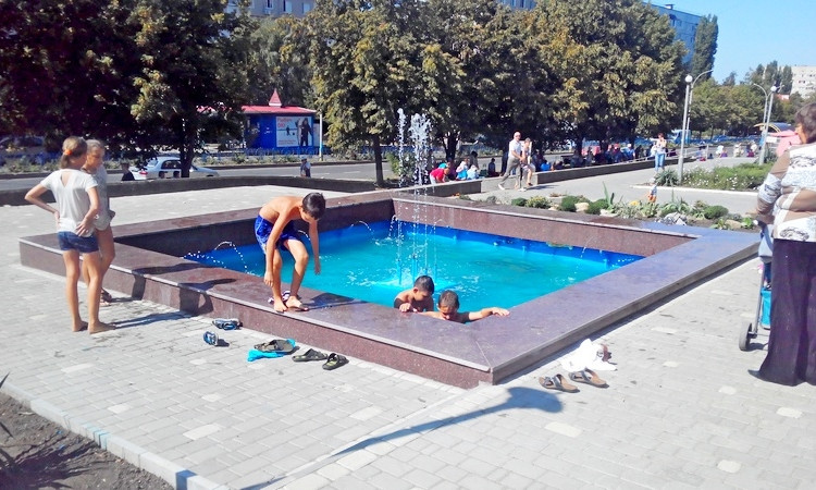 Меценат из Одессы в центре Южноукраинска открыл фонтан и уложил плиткой площадь
