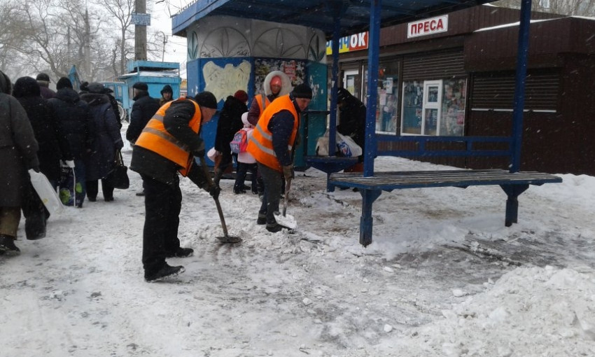 В Николаеве продолжают очищать улицы от снега