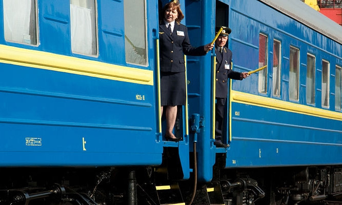 К празднику Святой Троицы "Укрзализныця" запустит дополнительные поезда