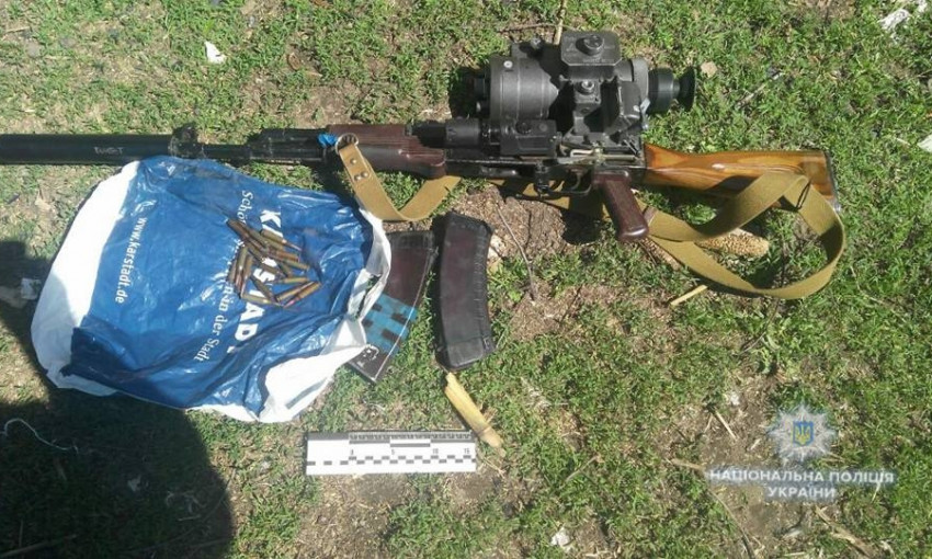 Николаевские полицейские забрали у мужчины пистолет и автомат, которые он якобы нашел в заброшенном доме