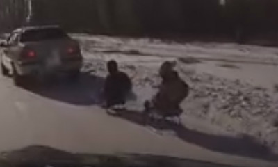 Водители Николаева возмущены: отец прицепил к своему автомобилю санки и катал детей по улицам города (видео 18+)
