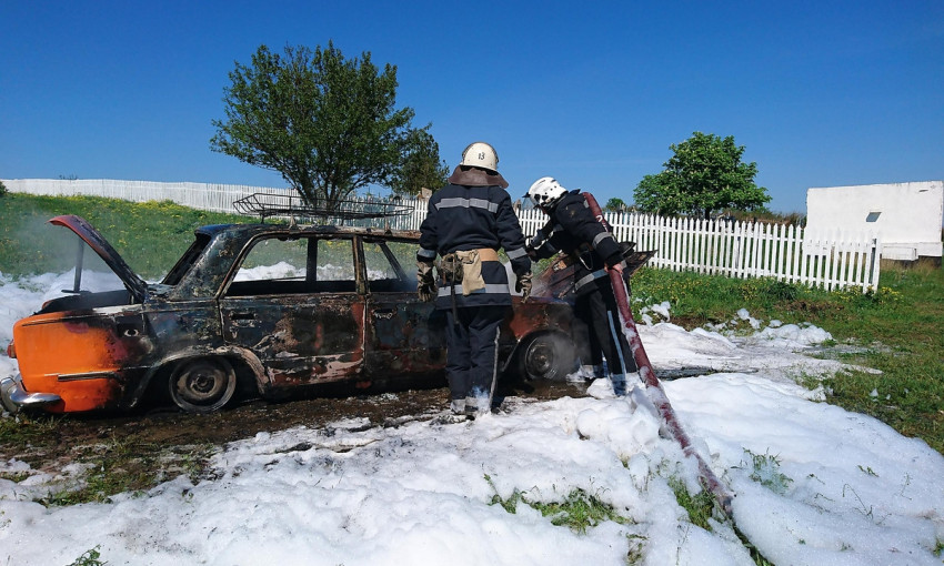 На Николаевщине горел припаркованный у кладбища автомобиль