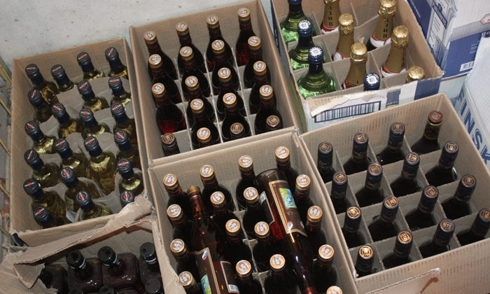 52 литра алкоголя неизвестного происхождения было изъято на рынке в Николаеве