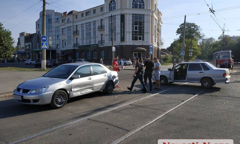 Учебный автомобиль стал причиной столкновения двух машин