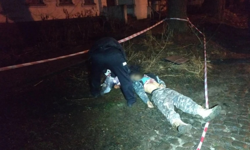 В центре Николаева прохожие обнаружили труп мужчины с ножевым ранением