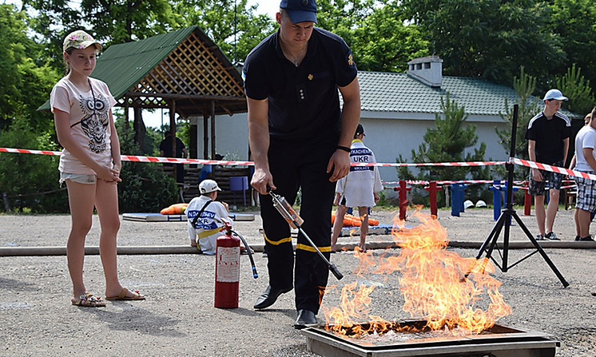 В Очакове детям летнего лагеря «Динамо» устроили пожарную эстафету