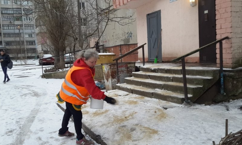 В Заводском районе Николаева провели чистку от снега подходов к домам и пешеходных дорог