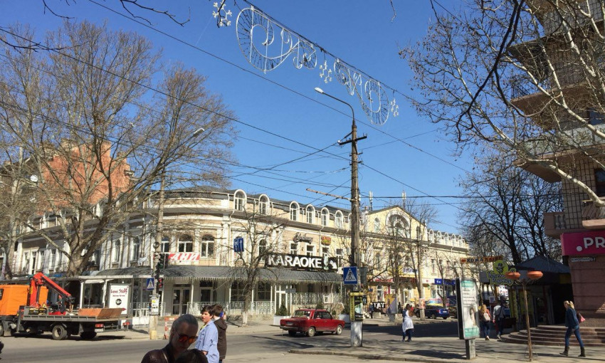 Сенкевич потребовал снять новогоднюю иллюминацию на Соборной: «У нас Новый год превратился в первое апреля»