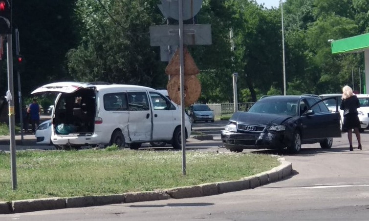 Пострадали трое детей – в Николаеве случилось ДТП с участием микроавтобуса и легковушки (видео)