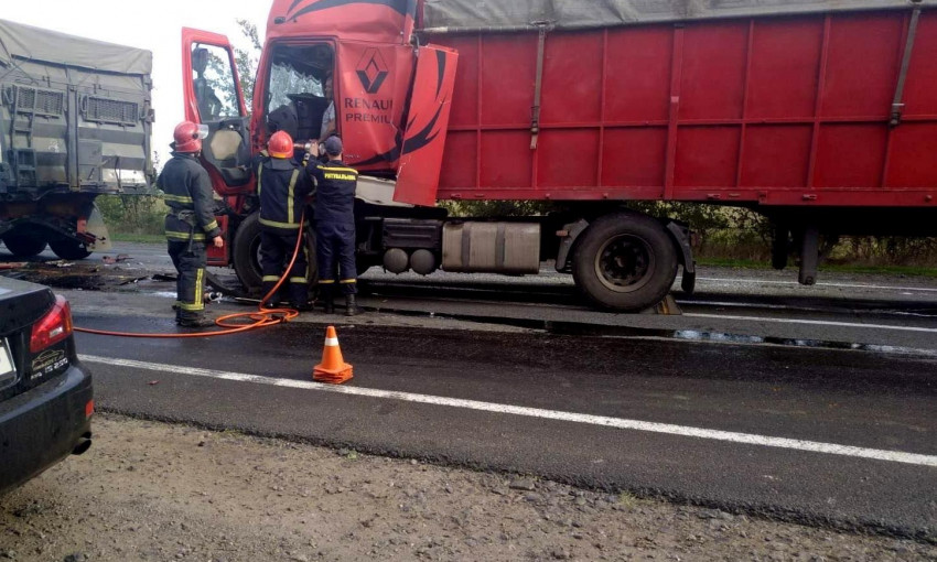 На трассе Одесса-Николаев столкнулись пять грузовиков и две легковушки