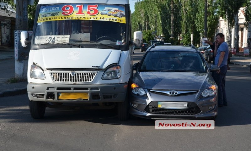 В центре Николаева столкнулись маршрутка и Hyundai