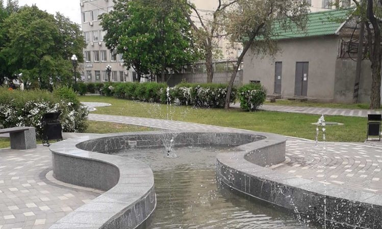 В обновленном николаевском сквере включили фонтан