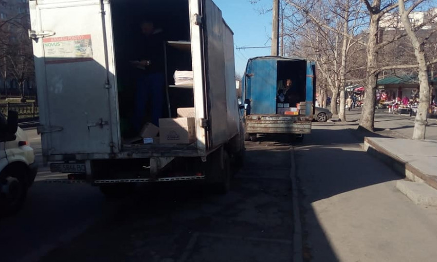 В Николаеве автомобили разбивают тротуар при разгрузке товара