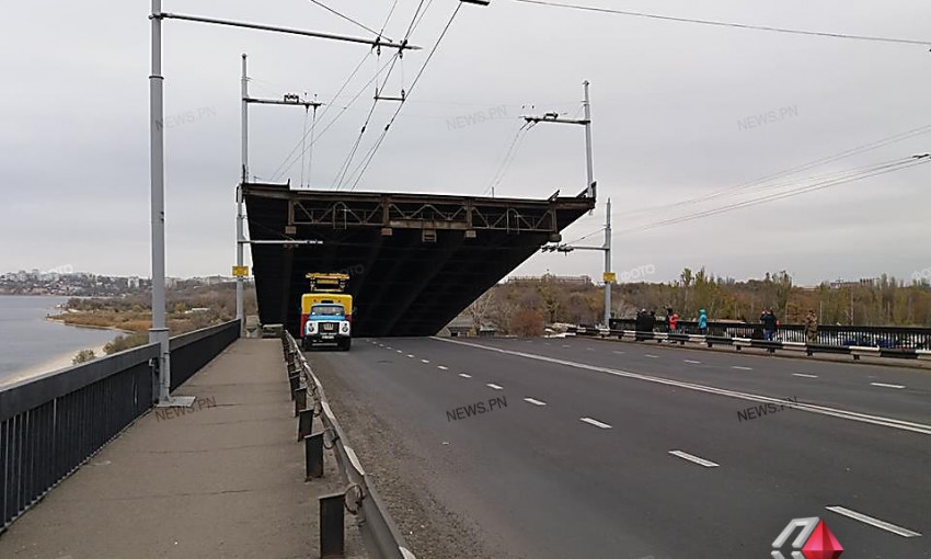 В Николаеве развели Ингульский мост – в акваторию зашел буксир «Владимир Иванов»