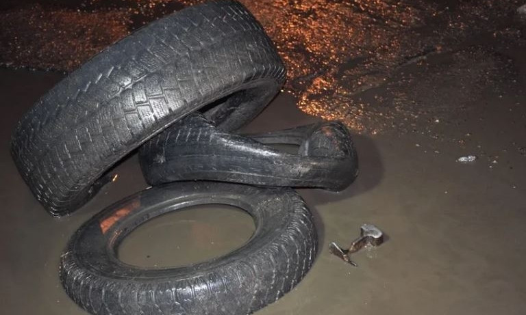 Более десятка автомобилей порвали шины на ул. 2-й Набережной (видео)