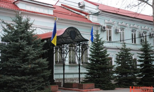 На здании прокуратуры в Николаеве, появились флаги Евросоюза