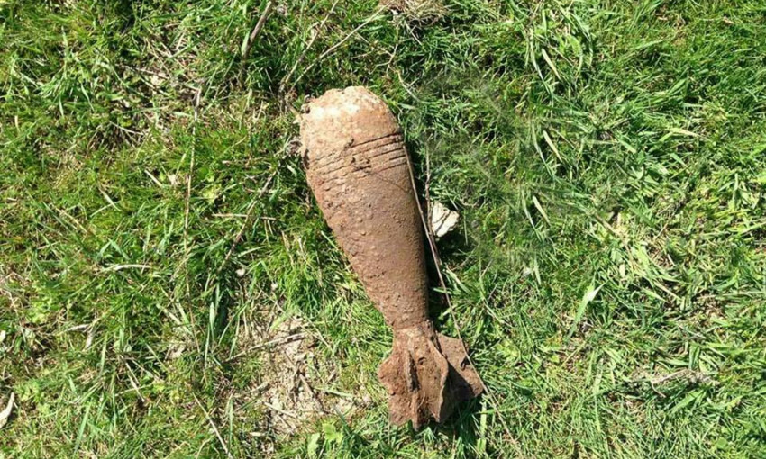 Во время земляных работ молодой мужчина нашёл минометную мину и артиллерийский снаряд