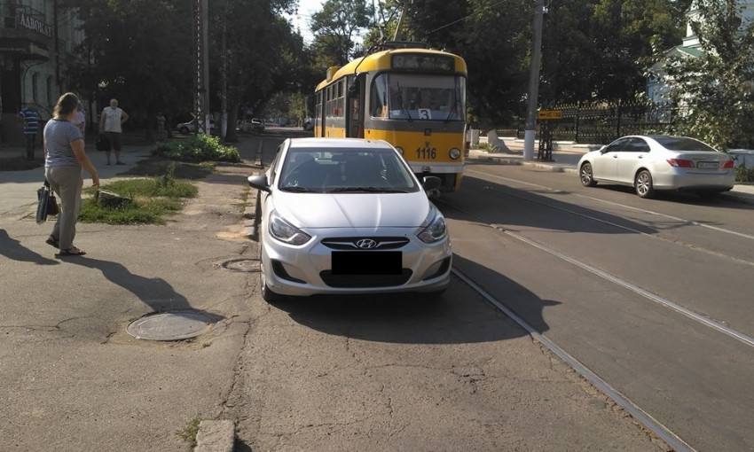 Николаевский водитель заблокировал движение трамвая