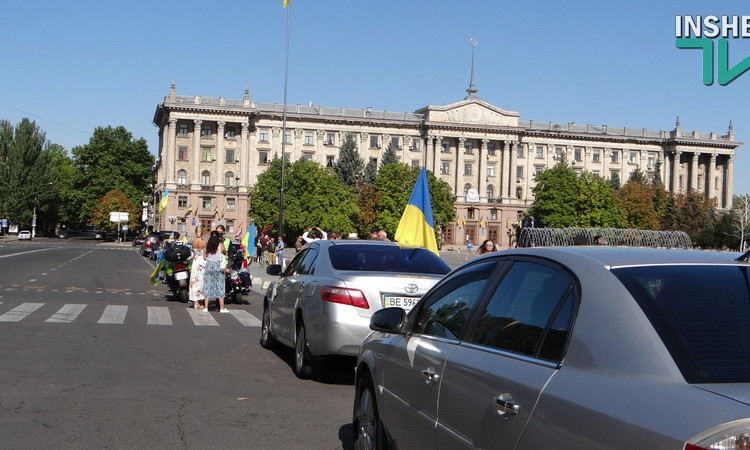 Сине-желтый стяг на транспорте и хорошее настроение у водителей – в Николаеве состоялся автопробег ко Дню Независимости (видео)