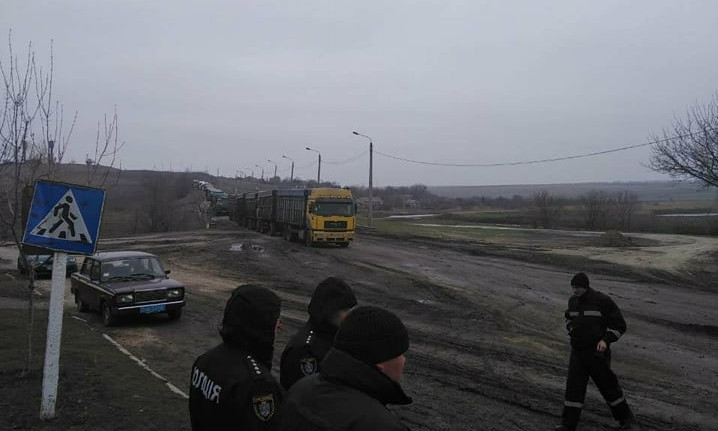 Жители Водяно-Лорино обещают до ночи перекрывать трассу Николаев - Кропивницкий