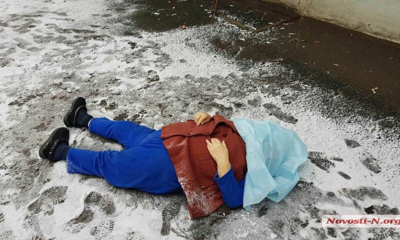 Во дворе на Генерала Карпенко обнаружили бездыханное тело женщины (фото 18+)