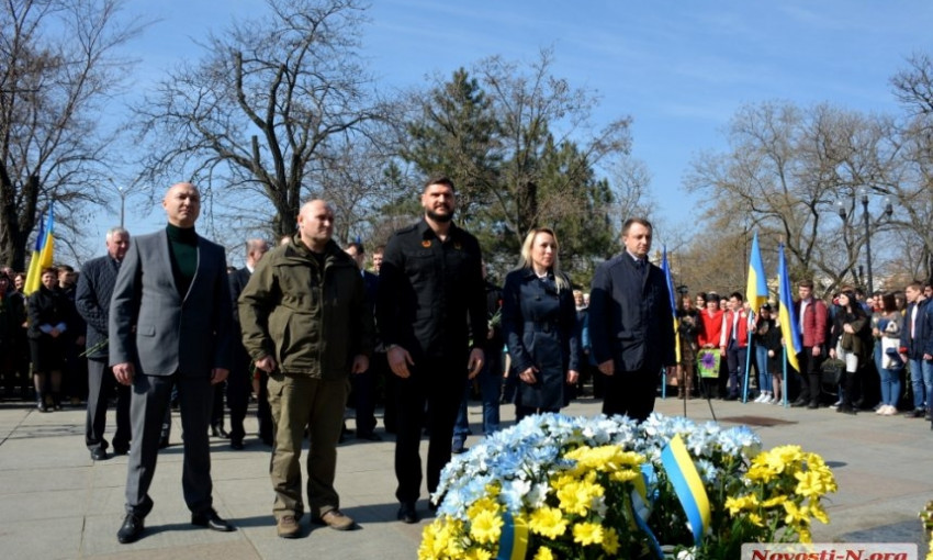 В Николаеве прошло торжественное возложение цветов к памятнику Тараса Шевченко