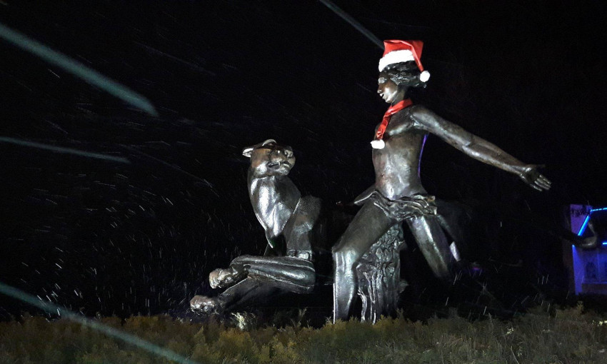 Со скульптуры Маугли возле Николаевского зоопарка неизвестные сняли новогоднюю шапку