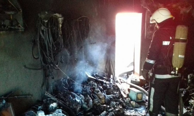В Николаеве спасатели вынесли мужчину из горящего гаража