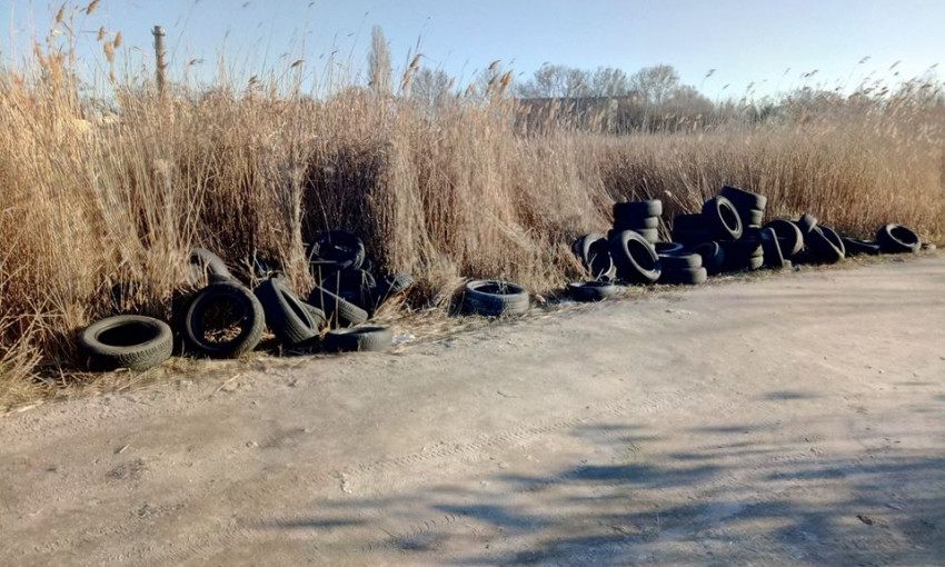 В отдалённом микрорайоне Николаева обнаружили свалку из автомобильных шин