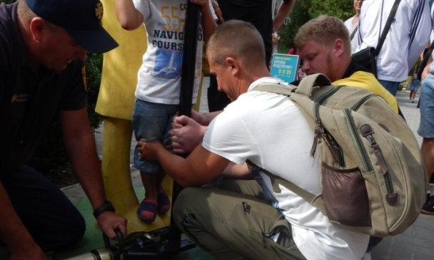 В Скадовске спасатели вызволяли мальчика, застрявшего в мультяшной конструкции