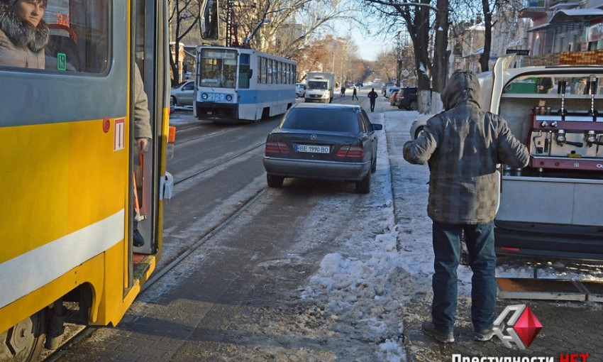 В Николаеве водитель неправильно припарковал свой «Mercedes» и перекрыл дорогу трамваю