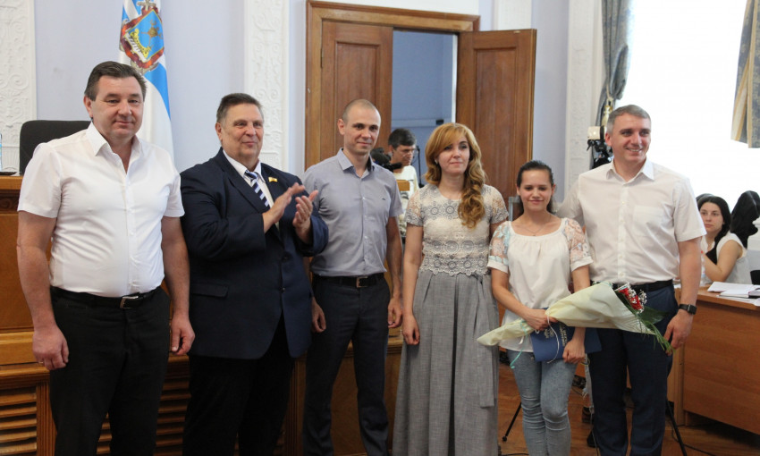Мэр Николаева Александр Сенкевич вручил пять ордеров на квартиры детям-сиротам и детям, лишенных родительской опеки