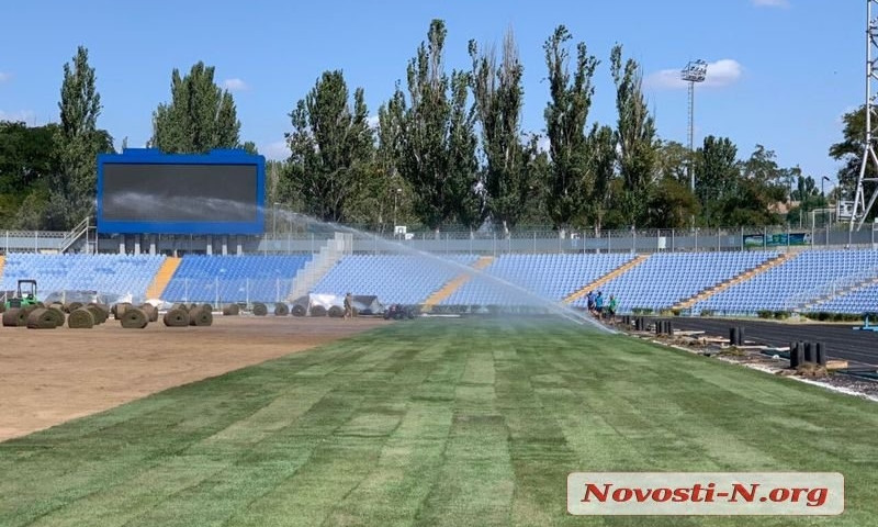 На главном николаевском стадионе впервые за 55 лет меняют зеленый газон