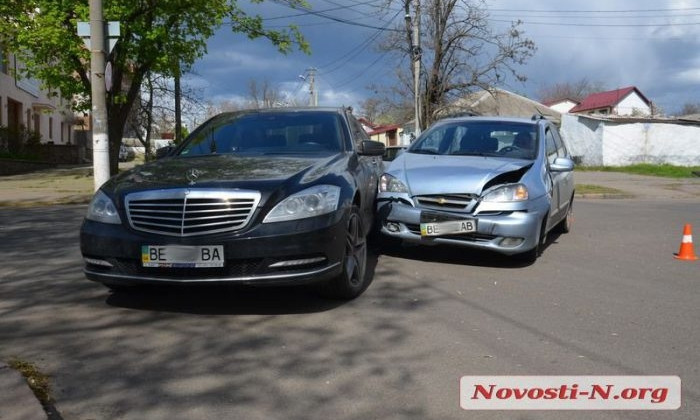 В Николаеве произошло ДТП при участии автомобилей Chevrolet Tacuma и Mercedes-Benz S-класса