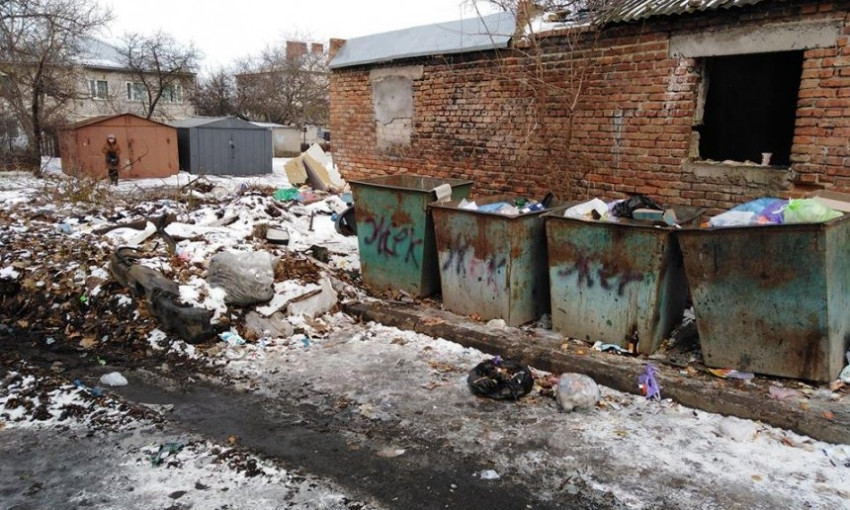 Жители Николаева пожаловались на горы мусора возле детской площадки