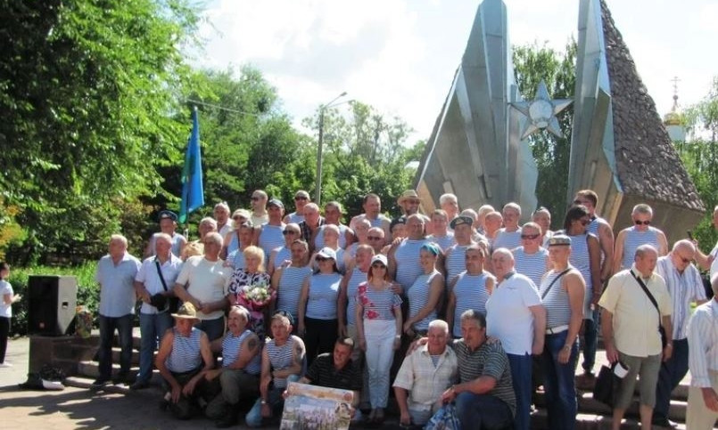 В тельняшках и голубых беретах: в Николаеве ветераны отметили День ВДВ