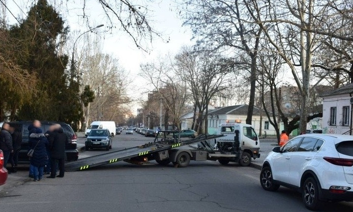 Центр Николаева оказался заблокирован: муж и жена не поделили машину после развода
