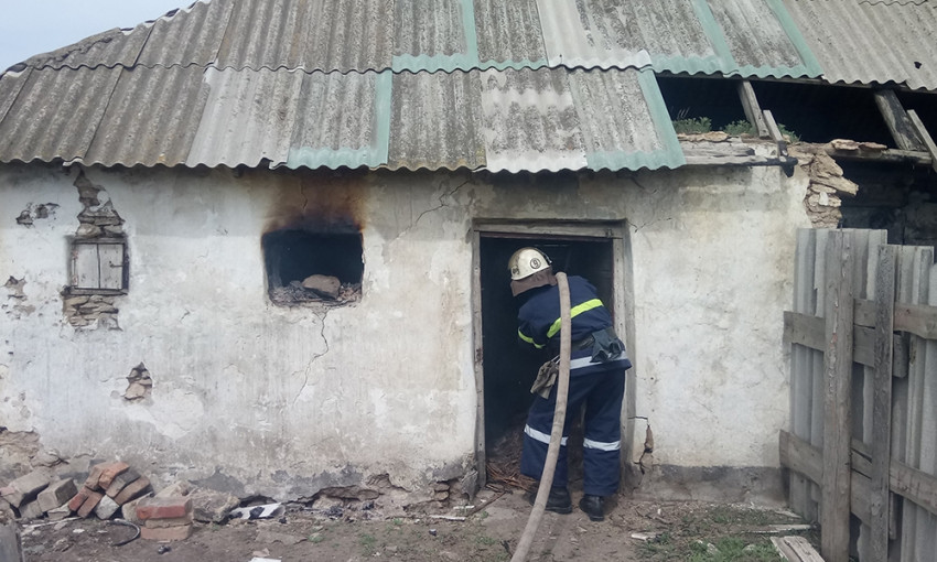 Спасатели погасили горевший неэксплуатируемый жилой дом