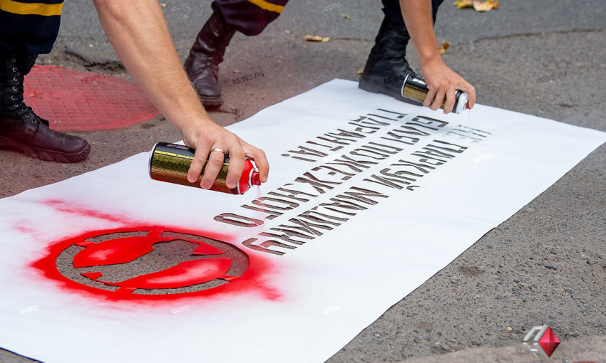 Нет парковке: николаевские спасатели раскрасили люки над гидрантами