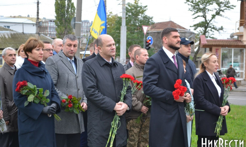 Погибших защитников Украины почтили минутой молчания у памятника Небесной сотне