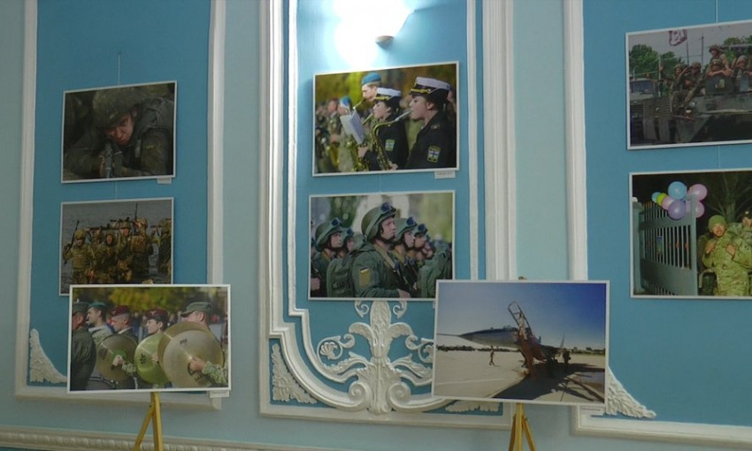 В Николаеве открылась выставка ко Дню вооруженных сил