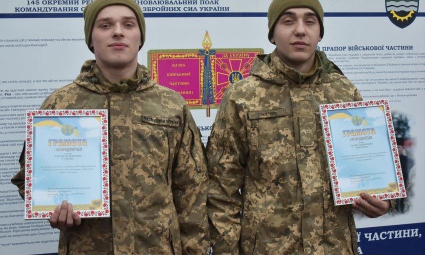 В Николаеве два солдата спасли девушку, которая лежала без сознания на дороге